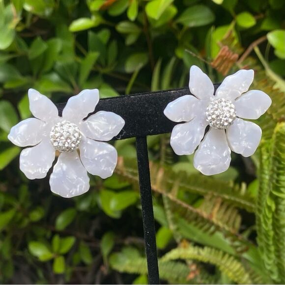 NWT New Lele Sadoughi White Mother of Pearl Wallflower Button Post Earrings - Picture 6 of 11